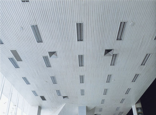 石膏板吊頂為何易開(kāi)裂？——深度解析家裝工程中的常見(jiàn)問(wèn)題